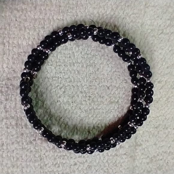 Silvertone black beaded wire bracelet - Picture 1 of 2